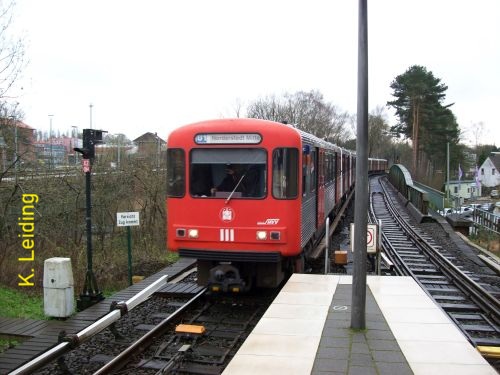 Bald alles Geschichte: DT 3 LZB, Bahnsteig und Br&uuml;cke in Ohlsdorf.
